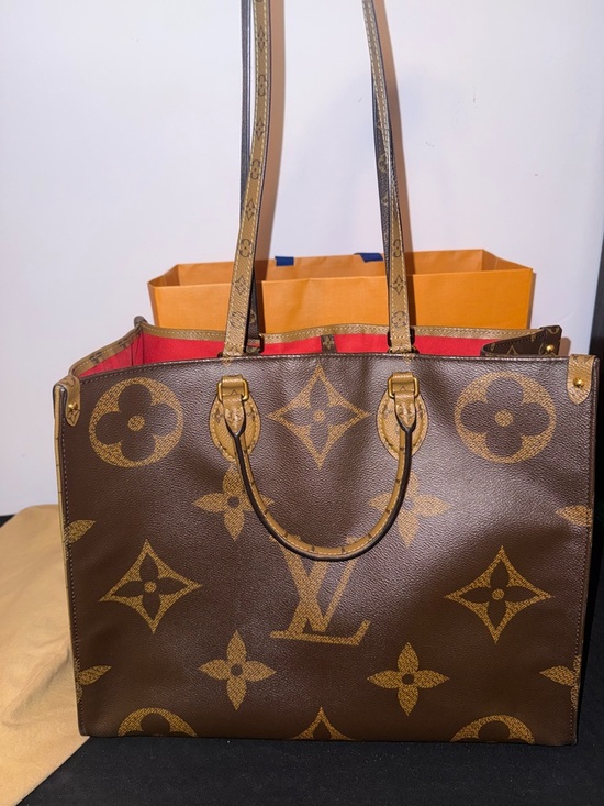 LOUIS VUITTON
Reverse Monogram Giant Onthego GM - Picture 4 of 11